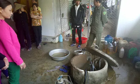 Người dân tá hỏa vì nước giếng có mùi dầu, châm lửa là bùng cháy