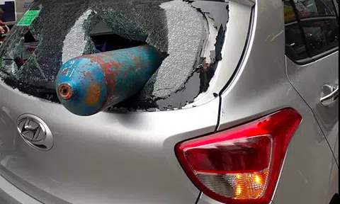 Hà Nội: Bình gas \"từ trên trời rơi xuống\" đâm xuyên ôtô 