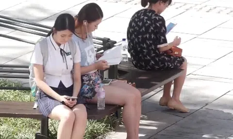 Phản ứng của người lạ trước cô bé bị áp lực thi cử