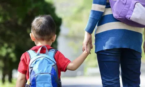 Quan điểm của mẹ trẻ không cho con đi học khi chưa đầy 3 tuổi: Mẹ ơi chớ vội!