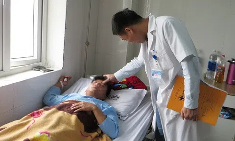 Thầy giáo bị đánh gãy xương mũi nhận kỷ luật khiển trách