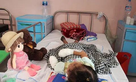 Sau 1 cơn sốt ban đêm, mẹ hoảng sợ thấy chân tay con gái 3 tuổi tím đen, hoại tử