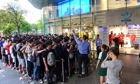 Bạn trẻ Sài Gòn xếp hàng từ 0h mua giày Yeezy 500 Blush 5,3 triệu