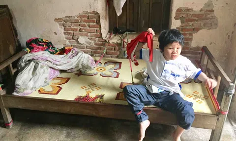 Đau lòng cảnh bố mẹ trói con ở góc giường suốt 2 năm