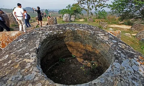 Khám phá bí ẩn của Cánh đồng Chum 2000 năm ở Lào