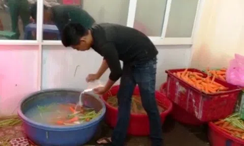 TPHCM: Khủng khiếp dùng chất độc tẩy cả chục tấn cà rốt trước khi “xuất xưởng”