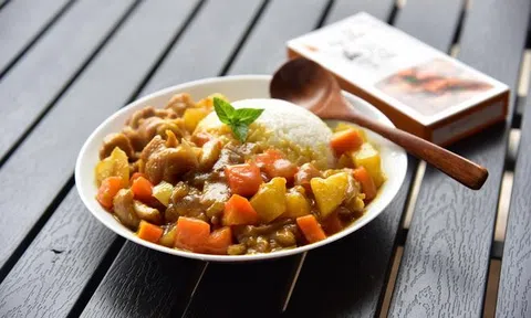 Cơm gà cà ri thơm ngon ấm bụng cho ngày trở trời