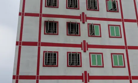 Khách nước ngoài ôm va ly tháo chạy khỏi khách sạn bốc cháy ở Sài Gòn