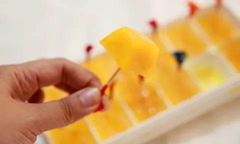 Cách làm kem dứa đơn giản bằng khay đựng đá