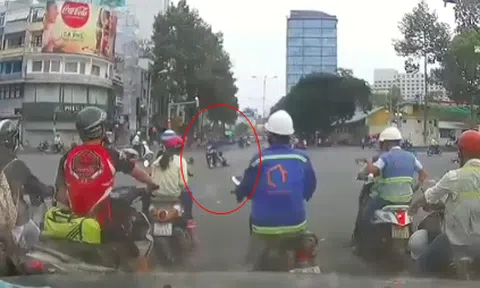 Video: Cướp giật táo tợn, cô gái bị kéo lê hàng chục mét giữa đường