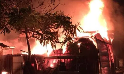 Xưởng gỗ hàng trăm mét vuông bốc cháy dữ dội trong đêm ở Hà Nội