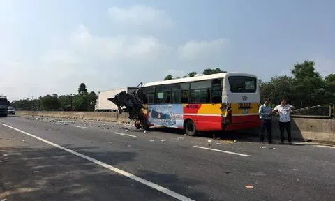 Xe tải lao tới xe buýt, tài xế nhanh chân nhảy ra ngoài thoát chết