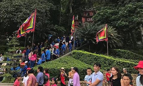 Mặc dù trời nắng nóng, du khách vẫn chen chân tại đền Hùng ngày khai hội