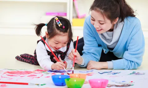 Mẹ nên làm gì để giúp con hình thành tư duy phản biện