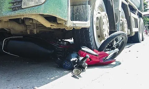Đôi nam nữ bị xe ben cuốn vào gầm
