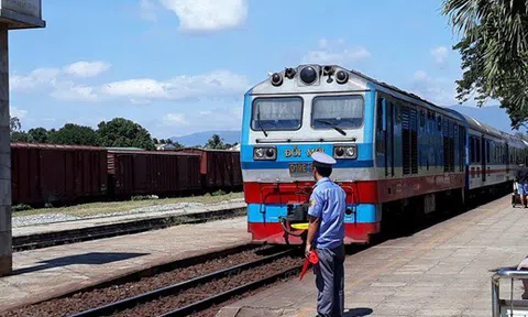 Tàu trật đường ray, hàng trăm hành khách thoát nạn