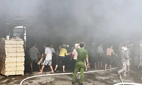 Xưởng gỗ ở Bình Dương cháy ngùn ngụt