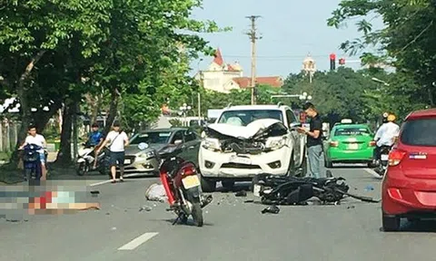 Ôtô bán tải lấn làn, hất văng 2 thanh niên đi xe máy