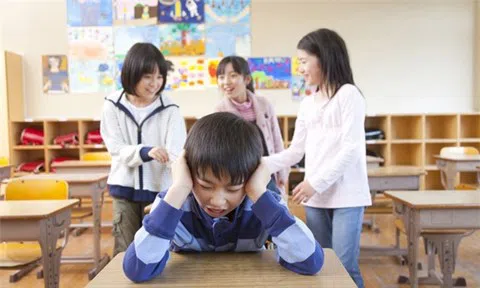 Bắt học sinh ngậm dép: Xin hãy để các em đến trường bằng niềm vui!