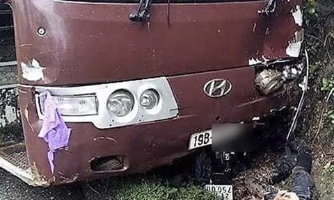 Xe khách đi Đền Hùng gây tai nạn, 2 nam thanh niên bị thương nhập viện cấp cứu