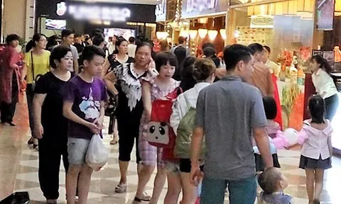 Nghỉ lễ Giỗ tổ Hùng Vương: Siêu thị, khu vui chơi “kén người” 