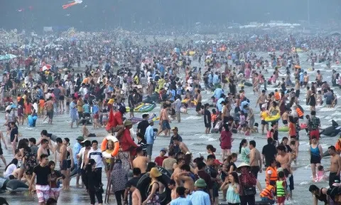 Chen chúc biển người trong dịp lễ 30/4-1/5 ở bãi biển Sầm Sơn