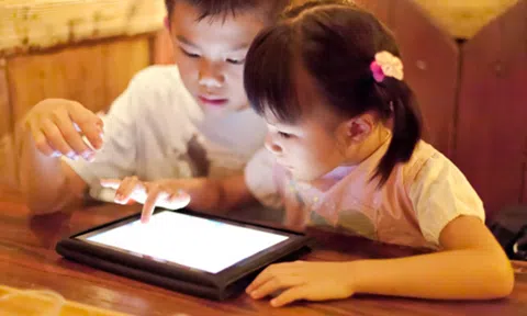 Độc chiêu `cai nghiện` điện thoại cho con 