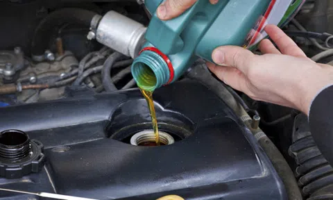Thay nhớt chỉ dựa vào số km: Sai lầm phổ biến của người dùng