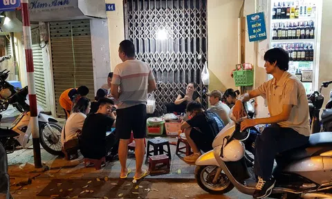 Hàng xôi nức tiếng phố cổ: Bán 3 tiếng ban đêm, ăn phải xếp hàng chờ