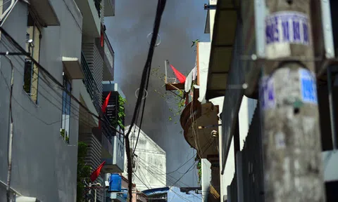 Ngôi nhà chứa vải vụn ở Sài Gòn bốc cháy ngùn ngụt