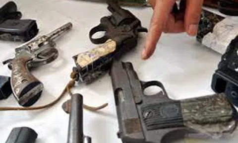 Cán bộ công an đột nhập kho vũ khí lấy trộm 5 khẩu súng