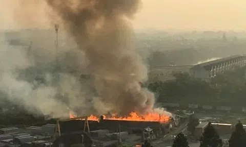 TPHCM: Khu lán trại xây dựng ở quận 9 bốc cháy dữ dội