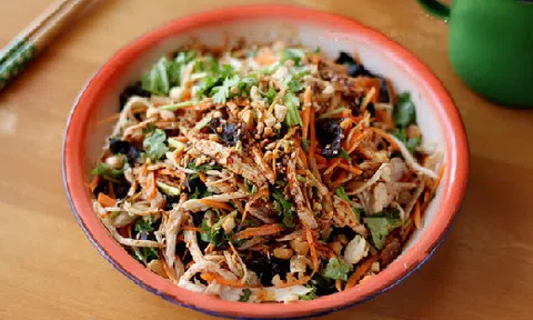 Gà xé trộn cay - món tuyệt ngon cho thực đơn cuối tuần