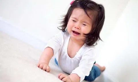 Làm gì khi trẻ khóc, giận dữ và ăn vạ?