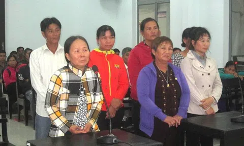 13 người hầu tòa vì dùng chất thải tấn công công an