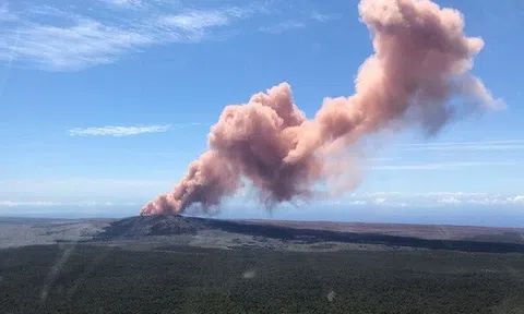 Khung cảnh núi lửa Hawaii phun trào giống như` ngày tận thế`