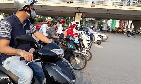 Hà Nội nắng nóng 37 độ, người dân “quấn kén” ra đường