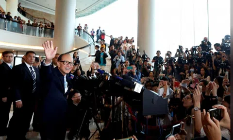 Tỷ phú Li Ka-shing chính thức nhường lại đế chế cho con trai