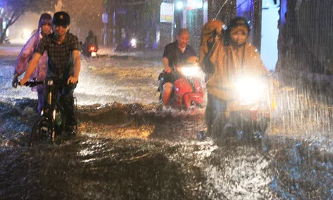 Đây là nguyên nhân khiến Hà Nội mưa như trút nước, ngập khắp nơi