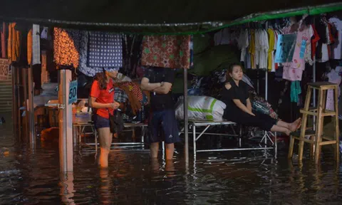Tiểu thương trở tay không kịp khi mưa lớn trút xuống Hà Nội