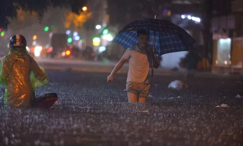 Mưa lớn tại Hà Nội tối 12/5: Nhiều tuyến phố ngập nặng