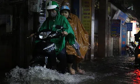 Mưa lớn chiều tối 12/5 : Xe chết máy la liệt trên các tuyến phố
