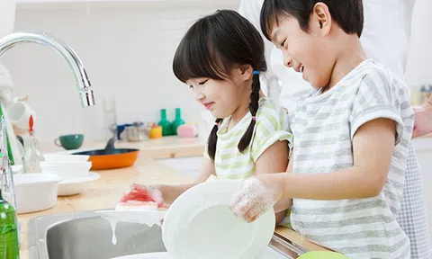 Dạy con làm việc nhà phù hợp với độ tuổi