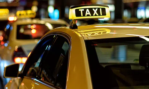 Để đi taxi an toàn, bạn nên chú ý đến những vấn đề gì?