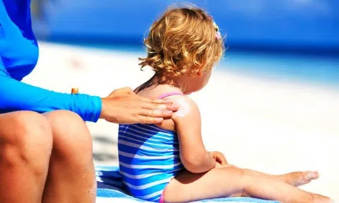 Giải cứu làn da siêu nhạy cảm với 7 loại kem chống nắng cho bé