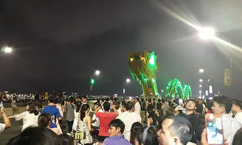 Người dân, du khách Đà Thành nô nức xem Rồng phun lửa, nước cuối tuần