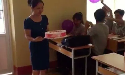 Clip buổi sinh hoạt lớp cuối cùng khiến cư dân mạng xúc động