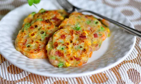 Hướng dẫn làm bánh rán rau củ giòn tan khiến cả nhà \"thích mê\"