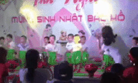 Video: Cô giáo mầm non `quẩy` nhiệt tình vẫn bị học sinh nhí làm ngơ gây bão mạng