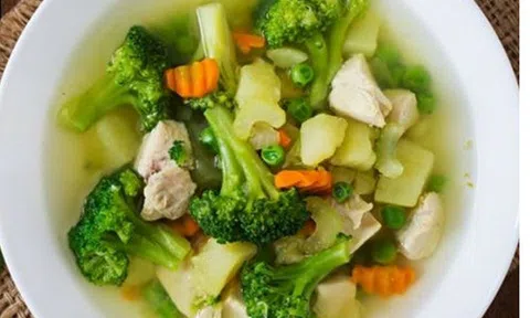 Công thức đơn giản nấu súp gà rau củ thơm ngon ngọt lành